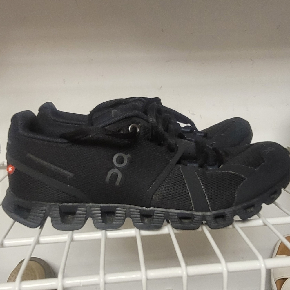 On Cloud women's size 6